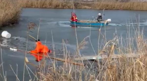 Un copil de 14 ani, în stare critică după ce a căzut într-un lac, sub gheață, în Mureș