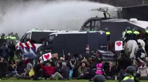 Noi proteste împotriva măsurilor de lockdown din Olanda. Manifestanții au atacat un spital și au incendiat un centru de vaccinare 