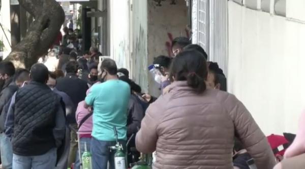 Opt ore la coadă pentru un tub de oxigen. Oamenii recurg la soluții dramatice pentru a-și salva rudele bolnave