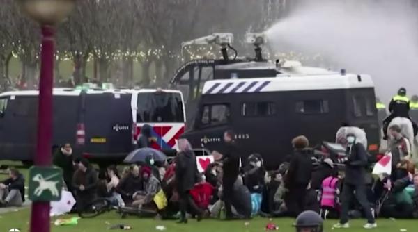 PROTESTE de amploare în Olanda: A doua noapte de revolte după impunerea restricţiilor anti-COVID-19