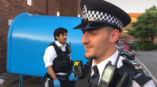 Reacţia unor români care făceau „gălăgie” în Londra atunci când un poliţist le-a vorbit pe limba lor (VIDEO)