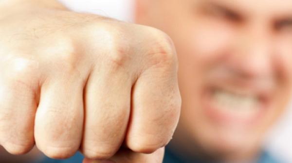 Româncă, transportată la spital în urma unui scandal în familie. Și soțul atacator a fost rănit