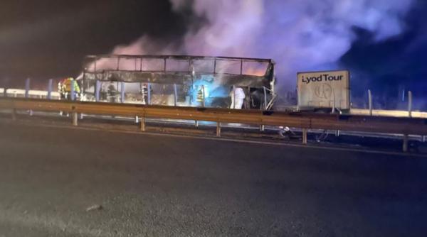 Autocar cu români care se întorceau din Franța a luat foc pe autostradă. Zeci de pompieri au intervenit