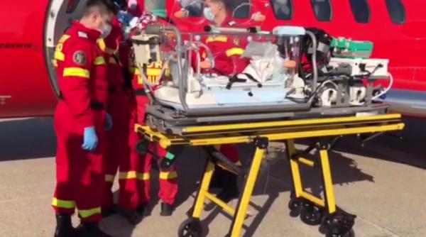 Bebeluș român în stare gravă, transferat cu avionul SMURD în Germania