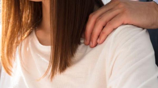 Profesorul român, care i-a cerut elevei sale poze nud, a demisionat. Rămâne însă în învățământ