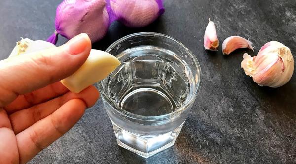 Amestecă usturoi și o jumătate de ceapă într-o cană cu apă: Combinația simplă care elimină toxinele și te ajută să slăbești