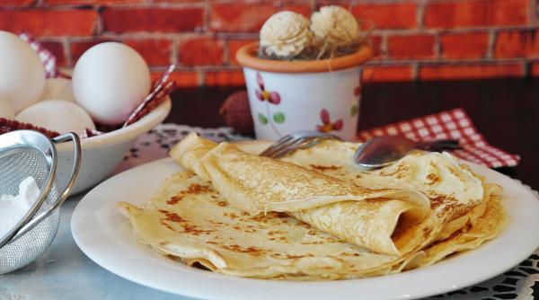 Clătite pufoase - rețeta simplă. Rezultat garantat chiar și pentru cei mai neîndemânatici