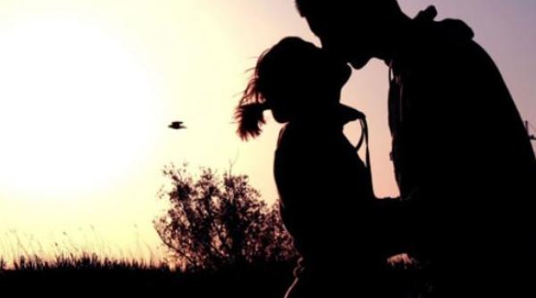 Doi români, care se sărutau, au fost amendați pentru că nu purtau mască în spațiul public  