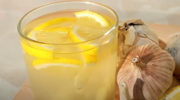 Amestecă usturoi și lămâie. Face minuni! Cel puțin 12 beneficii secrete, despre care nu știai