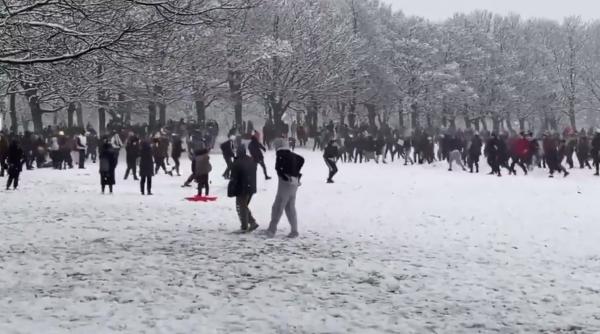 Anglia. Amendă colosală pentru doi tineri care și-au dat întâlnire la o bătaie cu bulgări, în parc