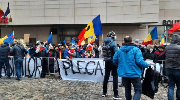 Protestatarii au pornit în marş pe traseul Ministerul Sănătăţii - Institutul 'Matei Balş'. Au adus o bicicletă pentru ministrul Vlad Voiculescu: "Să plece cu ea acasă"