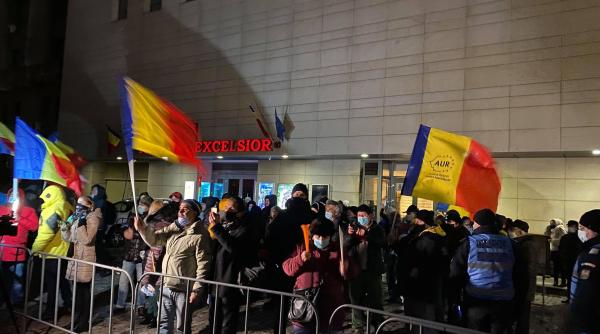 Românii au ieșit din nou în stradă. Proteste la Ministerul Sănătății. Șoșoacă vrea să intre în Minister