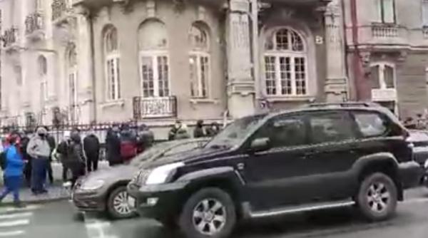 Administratorul restaurantului din București, care oferea burgeri gratis, amendat cu 10.000 de lei