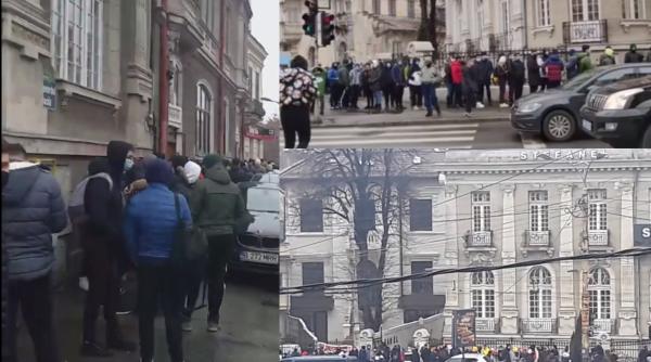 Coadă la un fast-food din Bucureşti, pentru un burger gratis. Au intervenit jandarnii - VIDEO