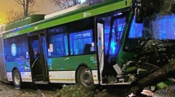 Italia. Accident GRAV provocat de o șoferiță româncă la Milano. Trei persoane la spital și un autobuz complet distrus