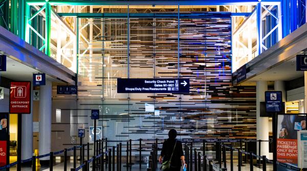 Teste negative false de COVID-19, vândute pe aeroporturi. Europol: Este foarte probabil ca infractorii să profite 