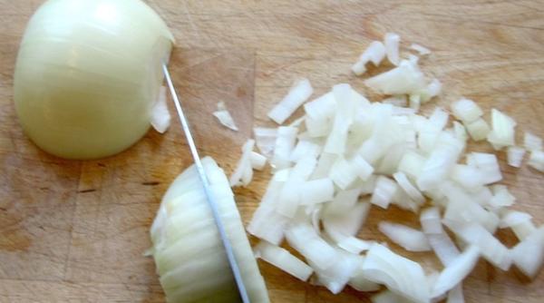 Cum să tai ceapă fără să plângi. Trucuri care te scapă de lacrimi
