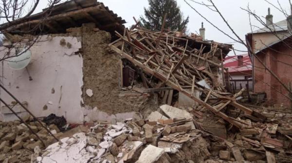 Explozie într-o locuință din Teleorman. Doi români, salvați de sub dărâmături