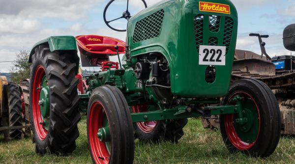Germania. "Plimbare" cu pagube de 100.000 de euro. Distrugeri provocare de un tânăr cu un tractor furat