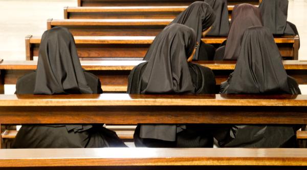 Mănăstirea terorii din Germania: Călugărițe care vindeau copii preoților și politicienilor pedofili