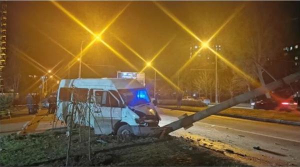 Microbuz făcut praf într-un stâlp: 14 victime. Șoferul, de negăsit după ce a fugit de la locul accidentului