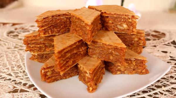 Prăjitura cu foi „Lica“: Desertul ușor și ieftin cu caramel delicios, „vedetă“ în caietul mamei