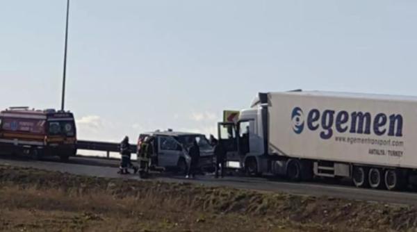 Accident între un TIR şi un microbuz, în apropiere de frontiera cu Ungaria. Patru oameni au fost răniți