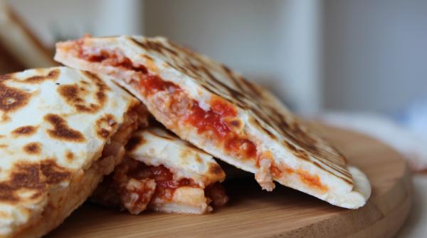 Calzone gata în patru paşi. Cea mai rapidă şi simplă reţetă când nu ştii ce să găteşti