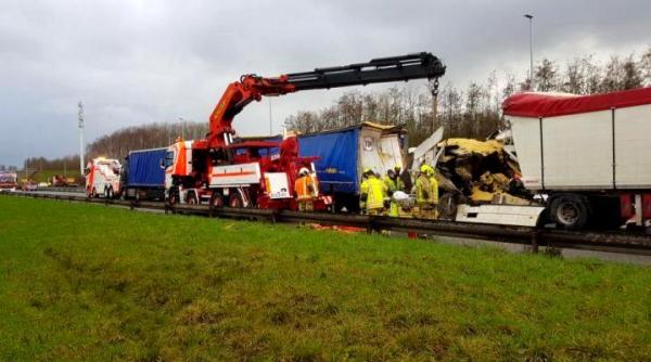 Român, victima unui accident cumplit la vamă, în Belgia: 5 camioane făcute praf. Un TIR a izbit cu 90 km/h o coloană de mașini