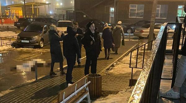 Bebeluș de cinci luni, ucis de un tânăr, care s-a aruncat de la etajul 17