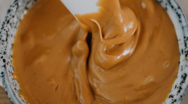 Cremă de caramel, gata în 15 minute. Desert tartinabil din ingrediente simple, găsite în orice bucătărie