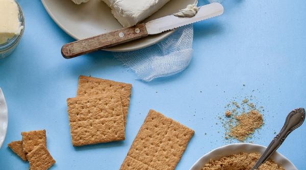 Tort de biscuiți, o prăjitură fără coacere care se face repede și se mănâncă și mai repede