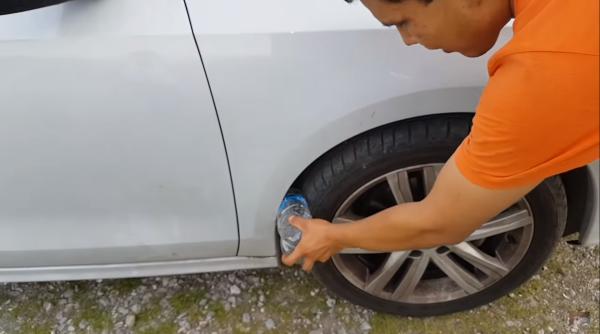 Escrocheria cu sticla cu apă la roata mașinii. Nu coborâți dacă vi se întâmplă! (VIDEO)