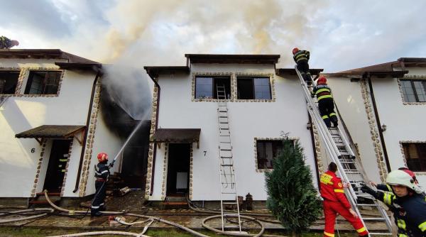 Sibiu: INCENDIU într-un complex turistic. Ard mai multe căsuțe, turiștii s-au autoevacuat