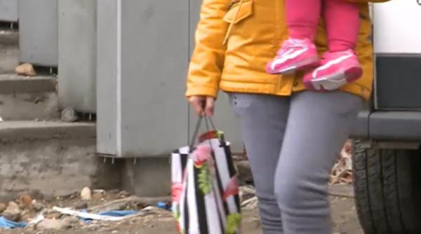 Italia. Româncă, grav rănită și cu părul smuls din cap, găsită pe stradă, în ploaie, cu fiul în brațe, după încă o „corecție“ a soțului