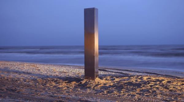 Misterul monoliţilor rămâne nerezolvat. O nouă structură metalică a fost descoperită în Turcia