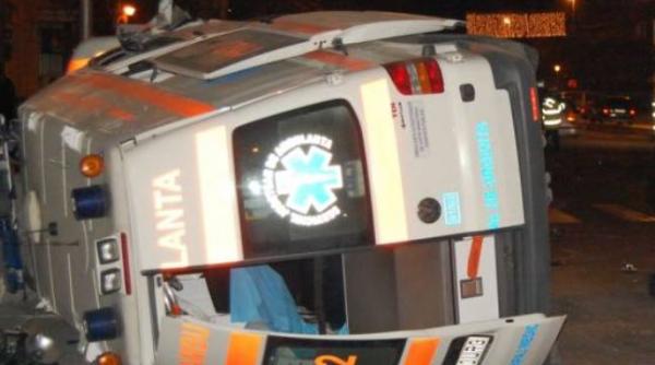 Trei români răniţi într-un accident rurier. Ambulanţa care transporta un pacient la spitalul din Medgidia, s-a răsturnat 