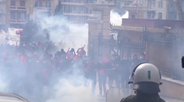 Grecia. Gaze lacrimogene şi de grenade asurzitoare folosite împotriva manifestanţilor la un protest - VIDEO