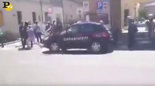 Italia. Poliţişti bătuţi pe stradă de vânzători ambulanţi: "Carabinieri de c****! Mâine vom fi din nou aici" - VIDEO