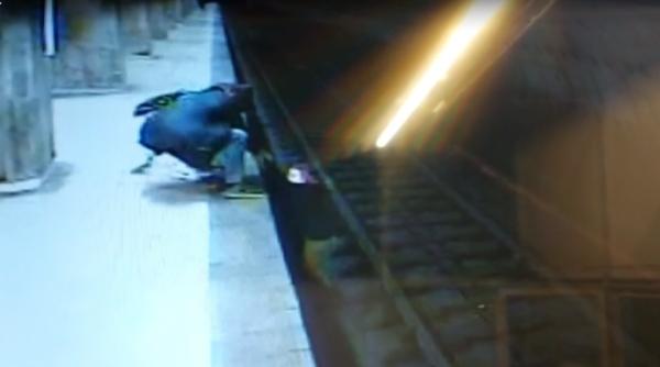 O tânără s-a certat cu iubitul și a SĂRIT pe șine la stația Dristor 1. Incident ȘOCANT la metrou