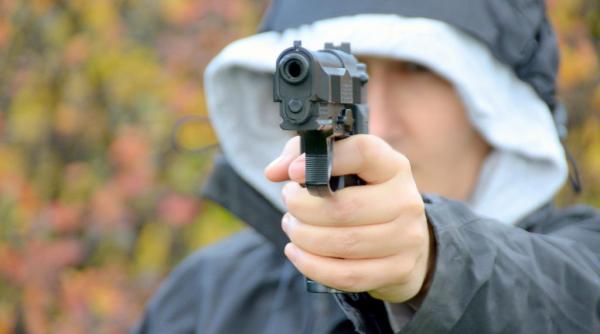 Româncă, împușcată de concubinul său mai tânăr. Chiar ea a sunat la poliție