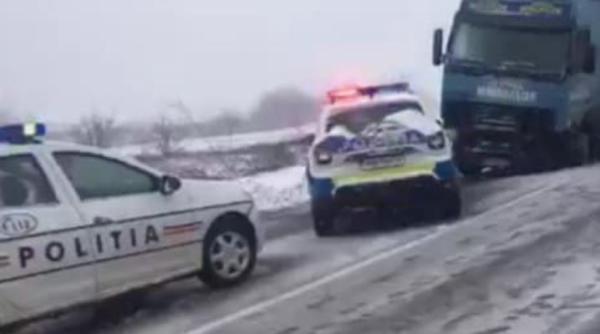 Carambol pe autostradă, în apropiere de Lugoj. Două TIR-uri și trei mașini, implicate în coliziune