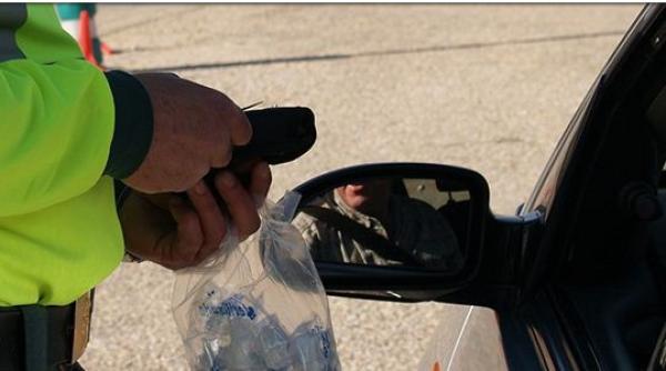 Un român drogat a furat o mașină și un telefon, apoi a sunat la 112 să spună că e bombă la bancă