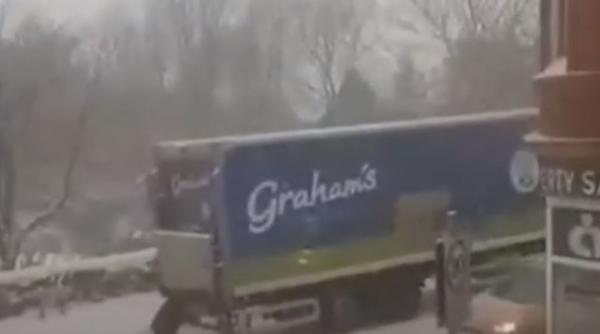 Video viral: Femeie, filmată cum împinge un TIR pe o stradă înzăpezită, în timpul uni furtuni 