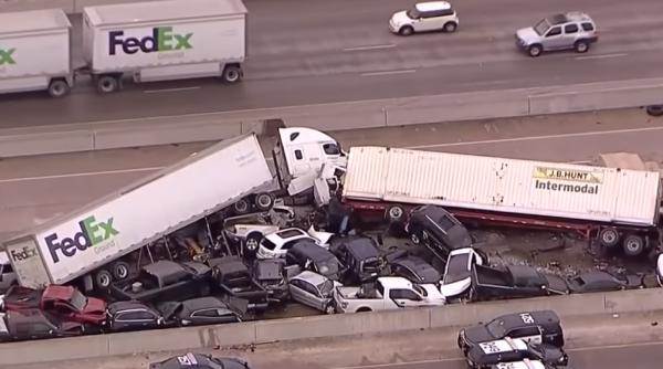 Accident în lanț cu 130 de mașini. Șase morți, găsiți în mormanele de fiare întinse pe un kilometru și jumătate (VIDEO)