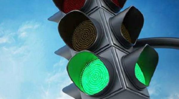 Ce a pățit un tânăr român, care a furat un semafor în Buzău