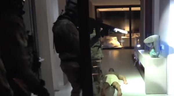 Iubita unui interlop miliardar a crezut că e cerută în căsătorie, când au intrat mascații peste ea în vila de lux (VIDEO)