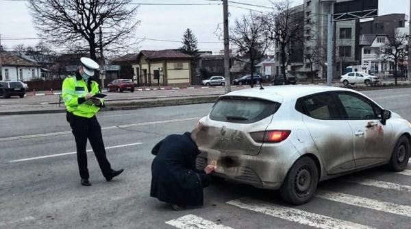 O șoferiță a fost pusă de polițist să-și curețe numărul de înmatriculare: "Ai grijă că mașina ta să nu arate aşa!"