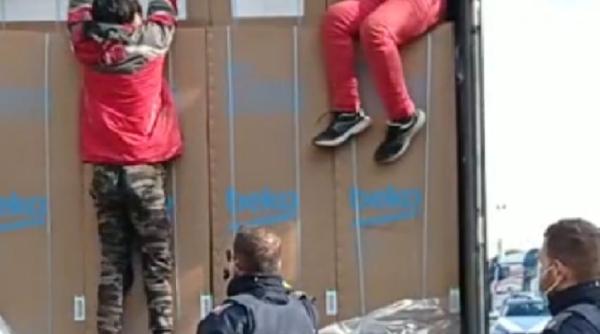 Italia. Un șofer român de TIR s-a oprit în trafic și a chemat imediat poliția. Ce au găsit oamenii printre marfa transportată