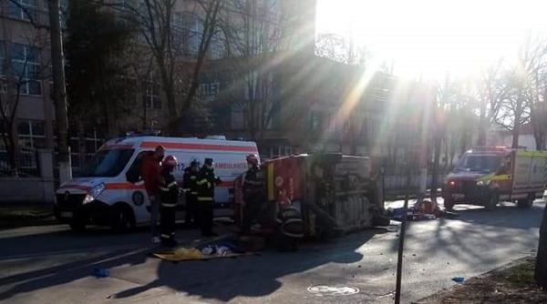 O ambulanță, răsturnată în intersecție. Paramedicii sunt răniți